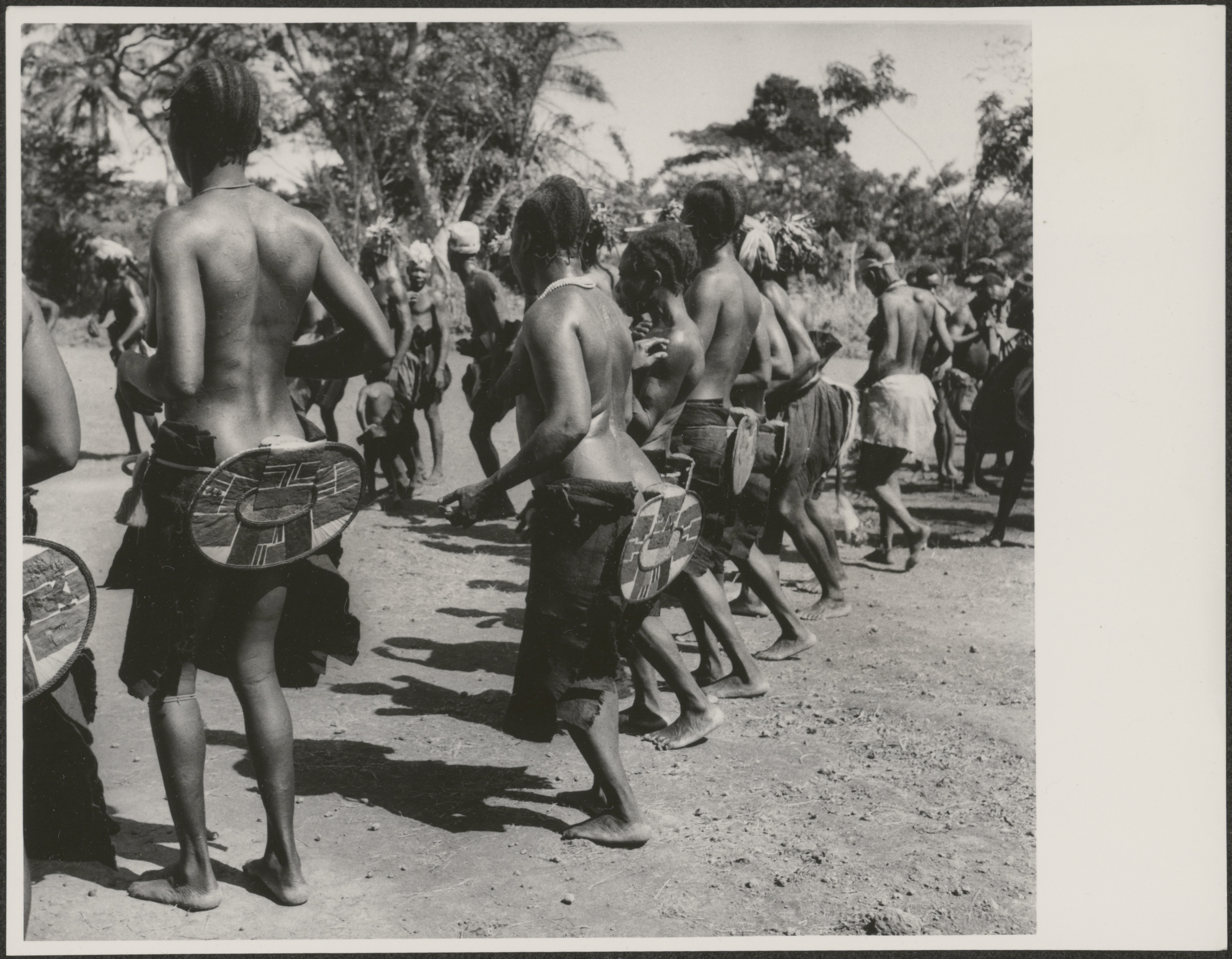 Fig.3 Women of Mangbetu wearing the negbwe 2020.6.35